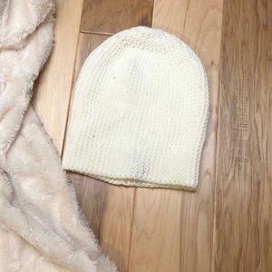 White knit beanie❄️💕